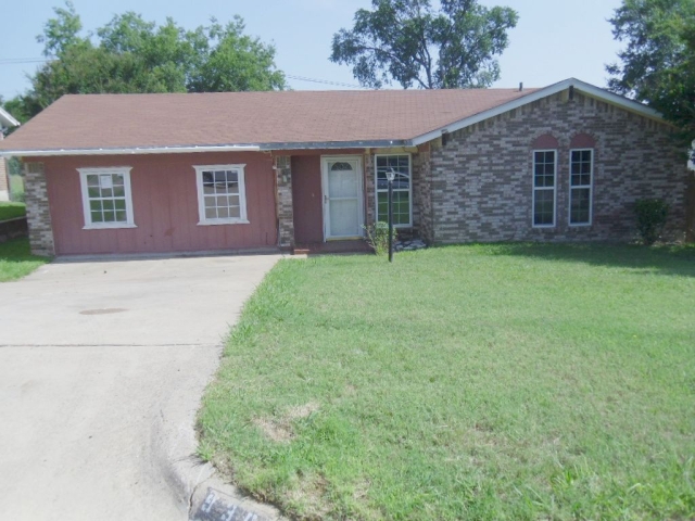 930 Stratford Dr, Grand Prairie, TX 75051 