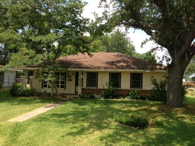 3700 Graves Ave, Groves, TX 77619 