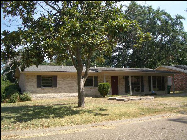 4015 Honeysuckle Ln, Texarkana, TX 75503 