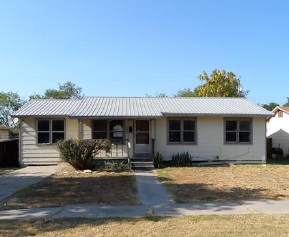 613 E 9th St, Bishop, TX 78343 