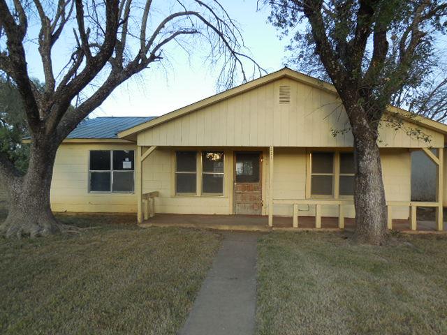 221 Couser St, Charlotte, TX 78011 
