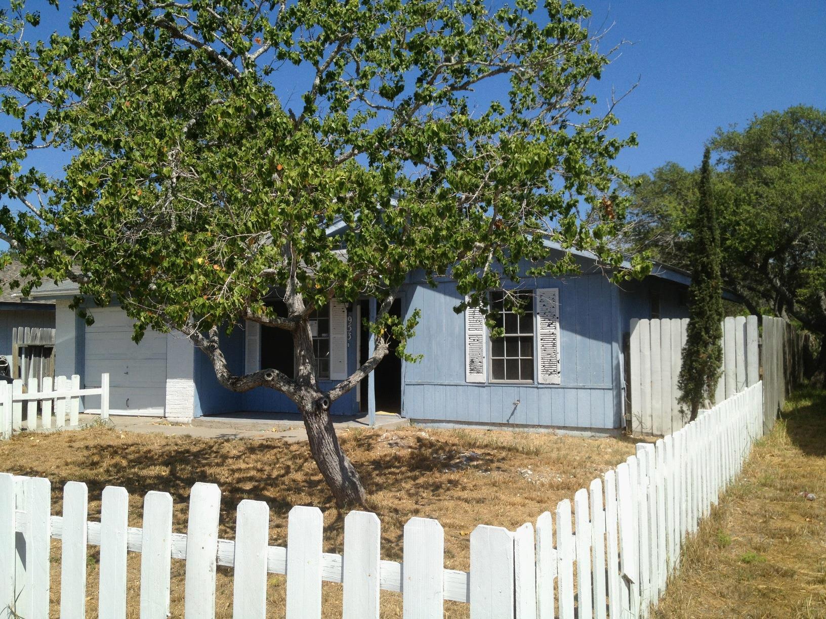 953 S 9th St, Aransas Pass, TX 78336 