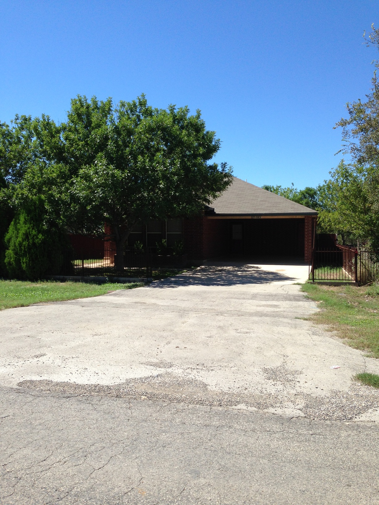 2211 North Knox Street, Uvalde, TX 78801 