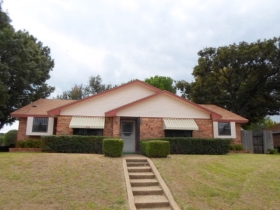 225 Manana Dr, Grand Prairie, TX 75050 