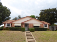 225 Manana Dr, Grand Prairie, TX 75050 