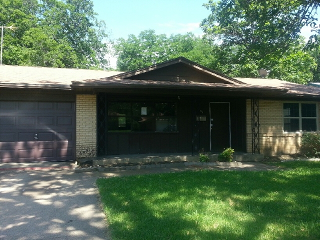1709 Emerald St, Grand Prairie, TX 75051 