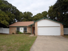 904 Lake Crest Pkwy, Azle, TX 76020 
