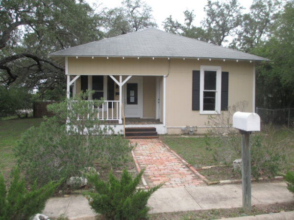401 Jefferson Dr, Devine, TX 78016 