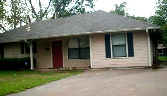 105 Leslie St, Bonham, TX 75418 