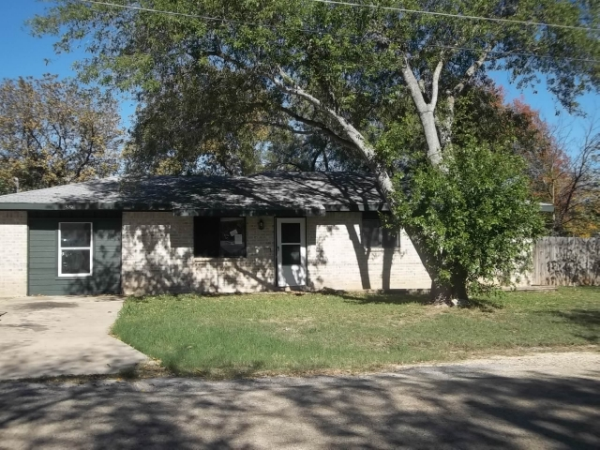 320 Booster St, Center Point, TX 78010 