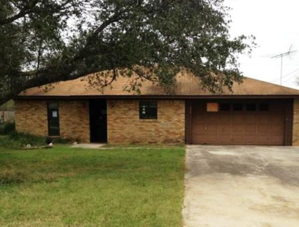 804 E 2nd Ave, Nixon, TX 78140 