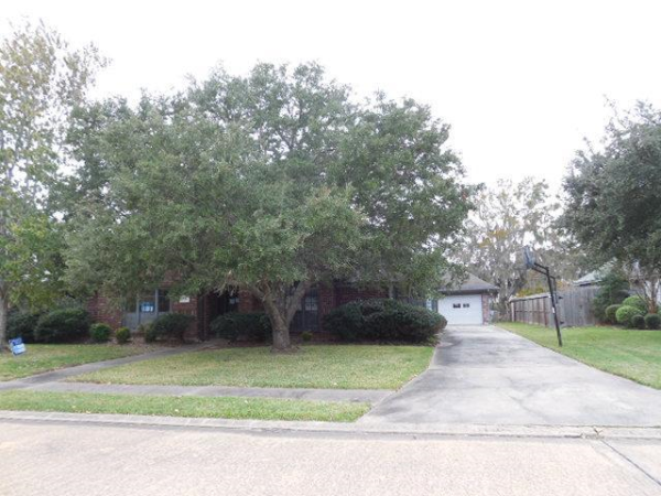 221 Peppermint Dr, Lake Jackson, TX 77566 