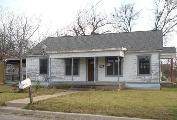 411 W 6th St, Taylor, TX 76574 