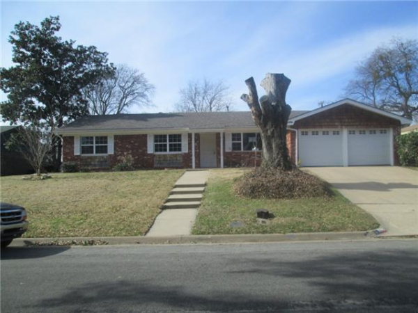 221 Cooper Dr, Hurst, TX 76053 
