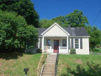 1816 Vinson St, Staunton, VA 24401 