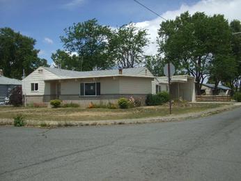 702 W 4th St, Wapato, WA 98951 