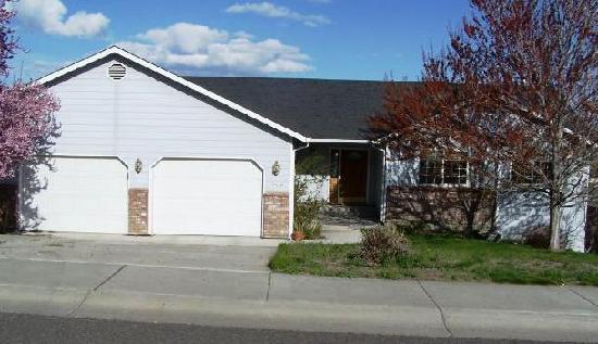 708 Terry Ln, Selah, WA 98942 