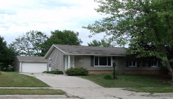 701 Lenora Dr, West Bend, WI 53090 