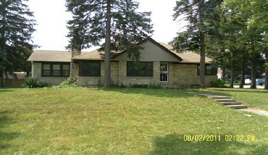 4711 N 100th St, Wauwatosa, WI 53225 