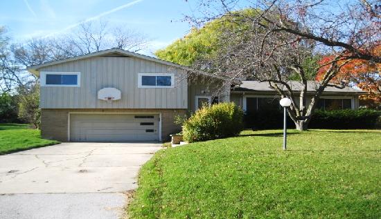 8887 North Malibu Drive, Bayside, WI 53217 