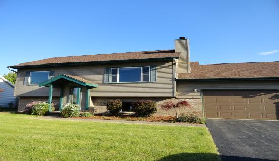 2011 Newberry Ln, Caledonia, WI 53402 