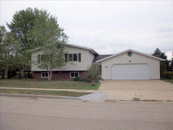 215 Victory St, Juneau, WI 53039 
