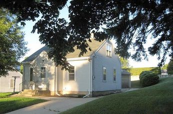 2302 S 14th St, Manitowoc, WI 54220 