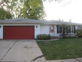 1061 Honeysuckle Ln, Neenah, WI 54956 