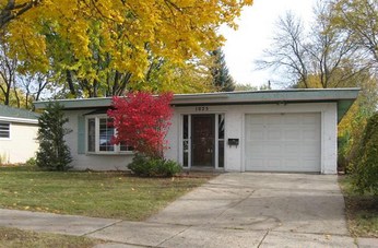 1025 Heyrman St, Green Bay, WI 54302 