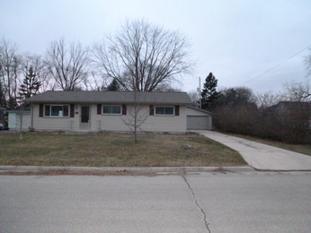 917 Crestwood Dr, Burlington, WI 53105 
