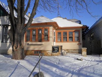 2928 W Hayes Ave, Milwaukee, WI 53215 