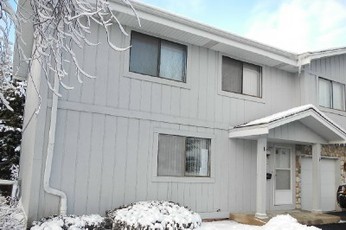 8018 W Manor Cir, Milwaukee, WI 53223 