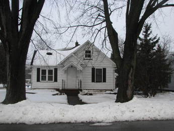 1013 Dexter St, New London, WI 54961 