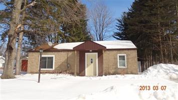 915 7th St, Waupaca, WI 54981 
