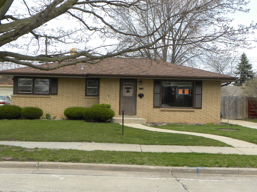 826 Coronada Dr, Racine, WI 53402 