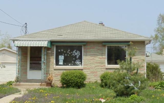 2618 E Whittaker Ave, St Francis, WI 53235 