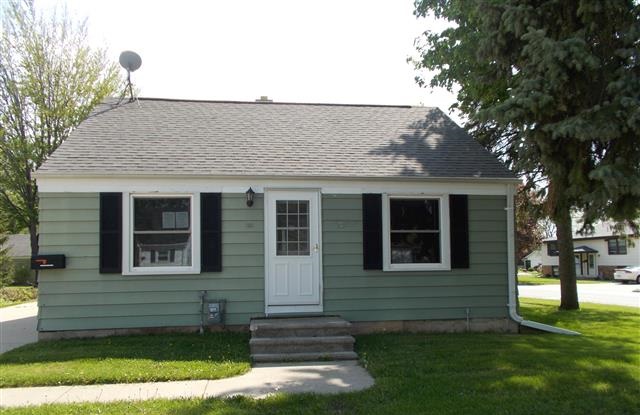 902 Mansion St, De Pere, WI 54115 