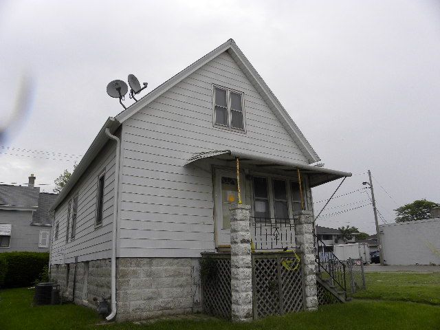 4426 W Greenfield A, Milwaukee, WI 53214 