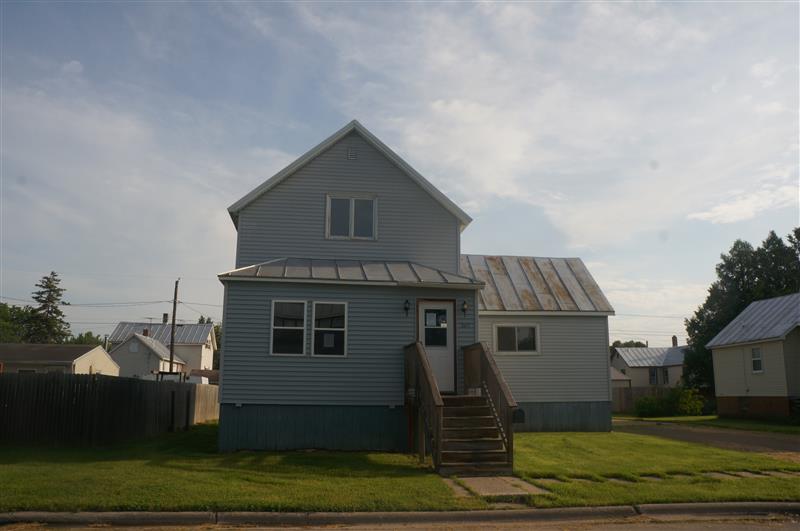 207 5th St, Oconto, WI 54153 