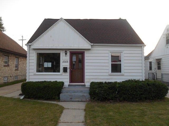 2323 S 97th St, West Allis, WI 53227 