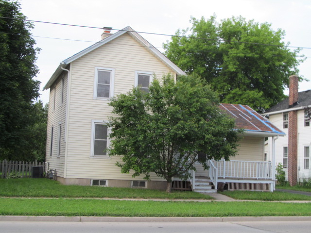 220 Summit Avenue, Oconomowoc, WI 53066 