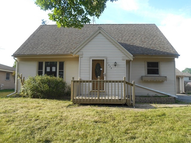 1238 School Dr, Waukesha, WI 53189 