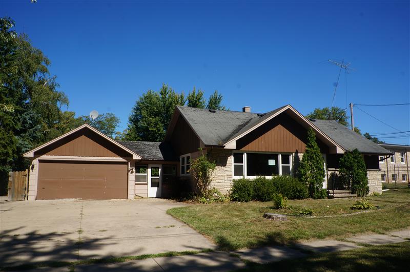 613 W Washington St, New London, WI 54961 