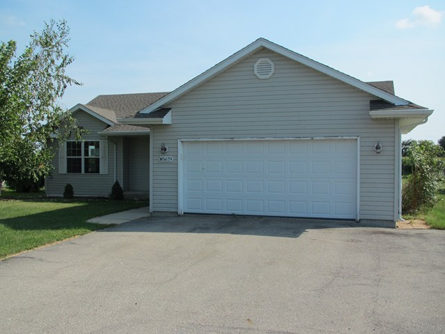 W5679 Babcock Rd, Sugar Creek, WI 53121 