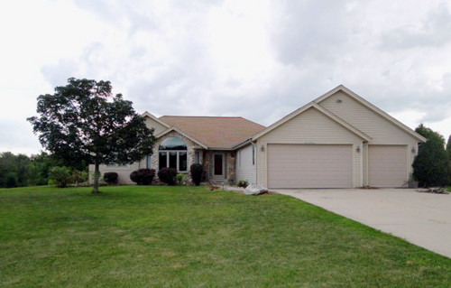 W227N7253 Woodland Creek Dr, Sussex, WI 53089 