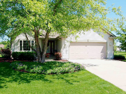 W226N7366 Woodland Creek Dr, Sussex, WI 53089 