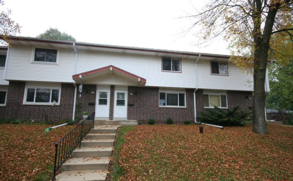 819 Ridgeway Drive, Pewaukee, WI 53072 