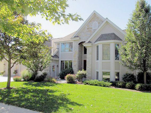 915 Schloemer Dr, West Bend, WI 53095 