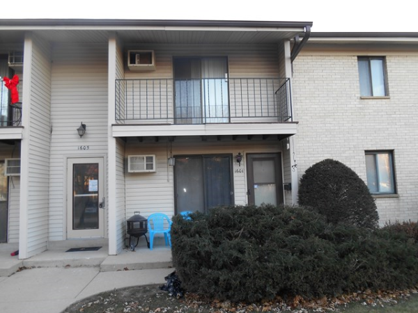 1605 S Coachlight, New Berlin, WI 53151 