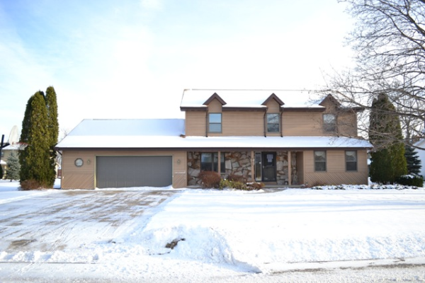 895 Millbrook Dr, Neenah, WI 54956 